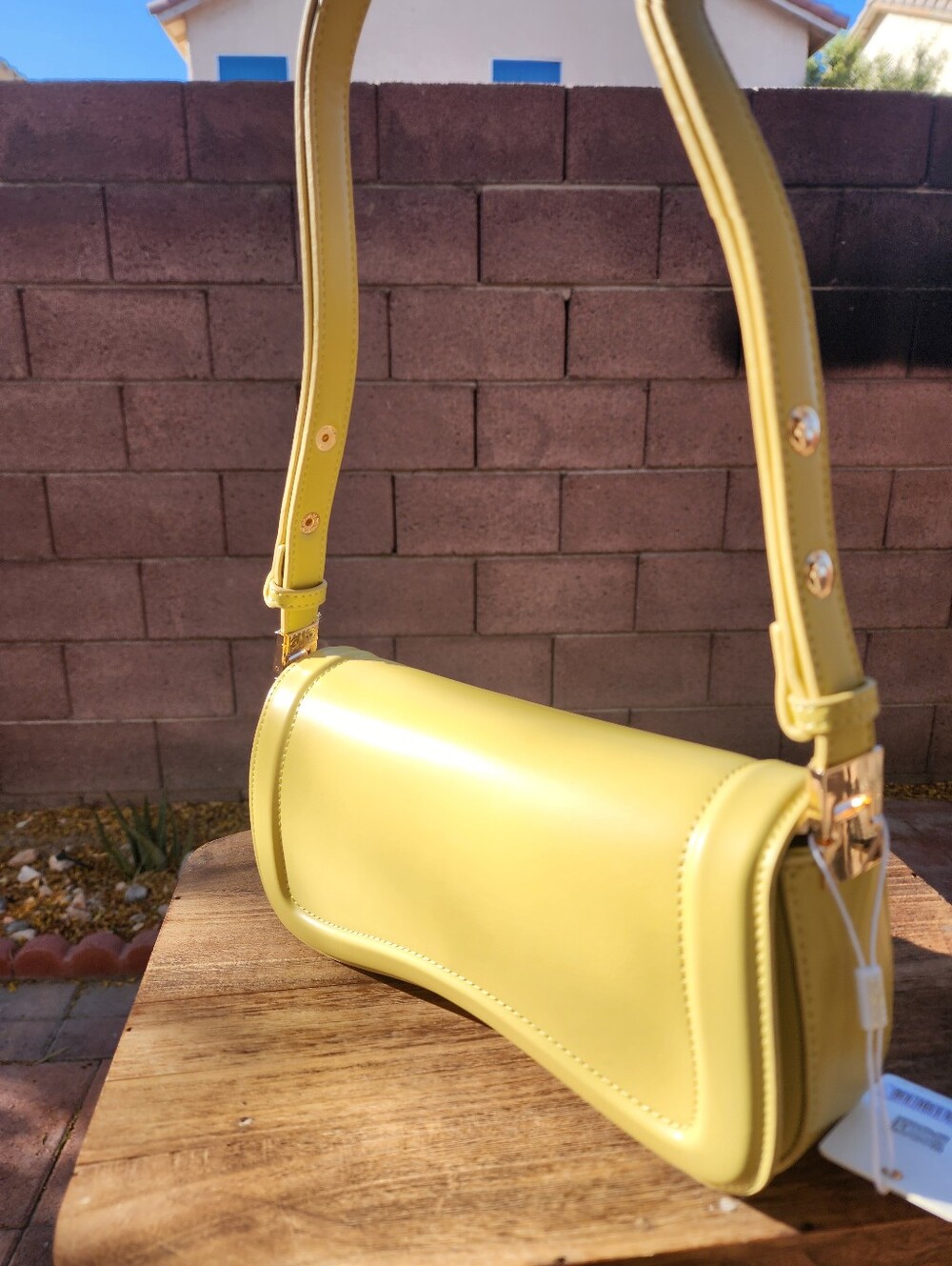 Minimalist Chic Curves Women’s Mustard Leather Sculpted Max Shoulder Bag - Picture 3 of 12